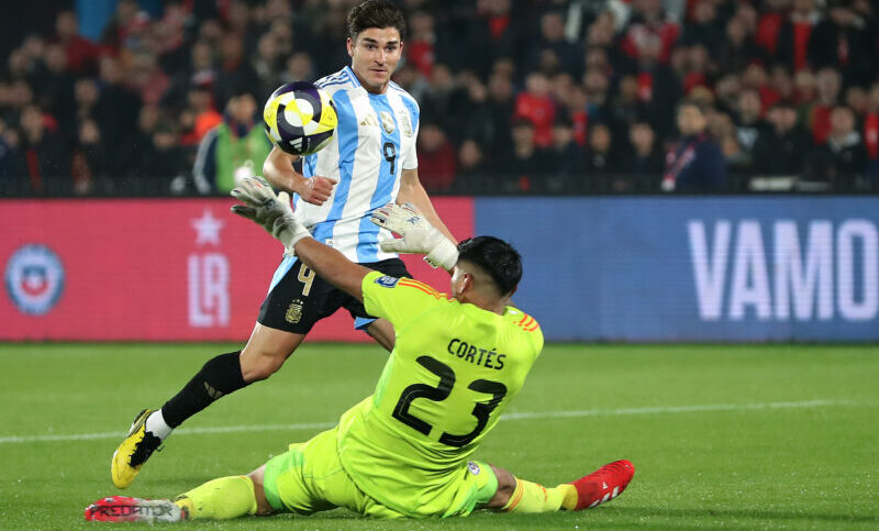 Argentina venció 1-0 a Chile, ganó las Eliminatorias y dejó a su rival al borde de su 3° fracaso mundialista