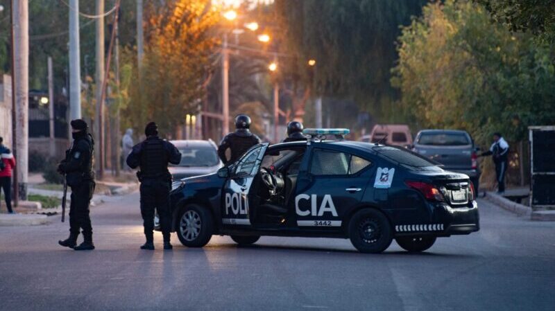 Dos detenidos, una bicicleta sin dueño y el robo de dinero y armas en una casa