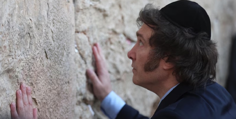Milei llegó a Israel y fue a rezar al Muro de los Lamentos junto a su comitiva oficial