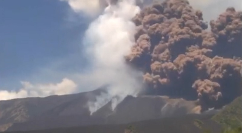El Etna volvió a entrar en erupción y generó alerta en Sicilia