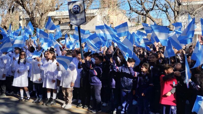 Más de mil banderitas tiñeron de celeste y blanco las calles del B° Unimev