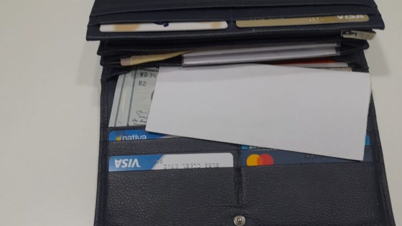 Empleado municipal encontró billetera con dólares y documentación, busca devolverla