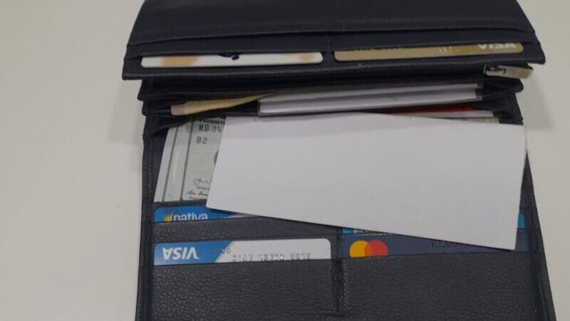 Empleado municipal encontró billetera con dólares y documentación, busca devolverla