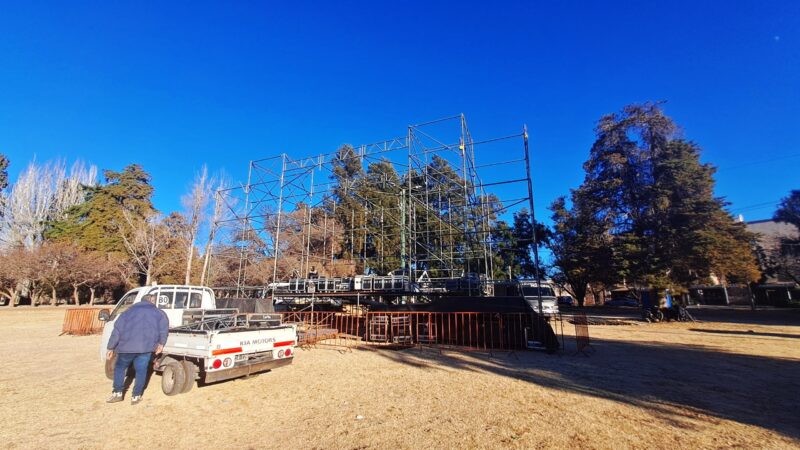 Avanza el armado del escenario para la gran fiesta del Día del Amigo