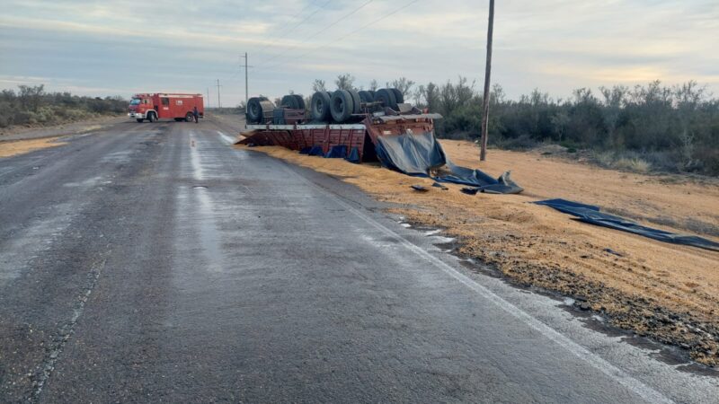 Volcó un acoplado en Real del Padre