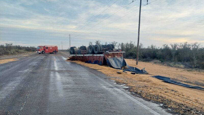 Volcó un acoplado en Real del Padre