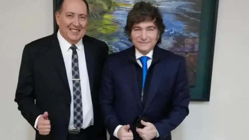 El «milagro» de los pesos convertidos en dólares: investigan por lavado de dinero al pastor chaqueño que visitó Milei