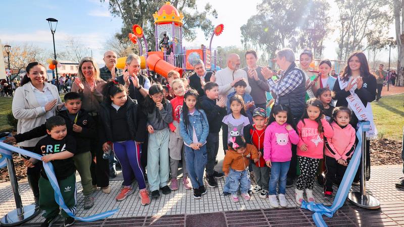 Omar Félix inauguró un nuevo parque infantíl en Villa Atuel junto a cientos de chicos