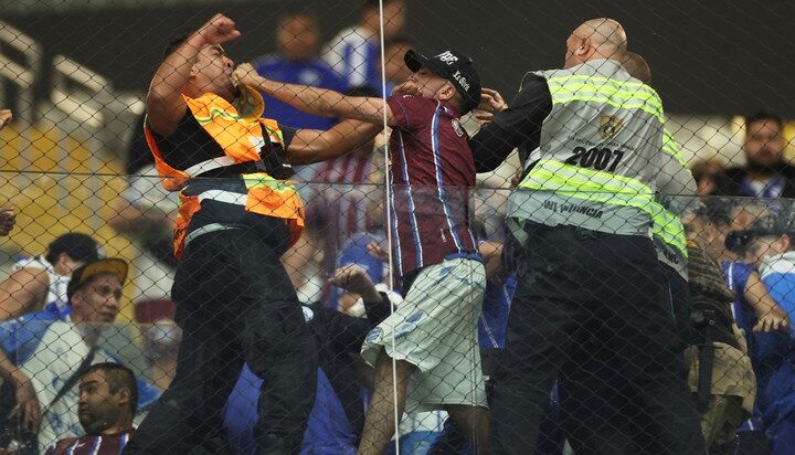 Brutal golpiza de la policía brasileña a los simpatizantes de Godoy Cruz