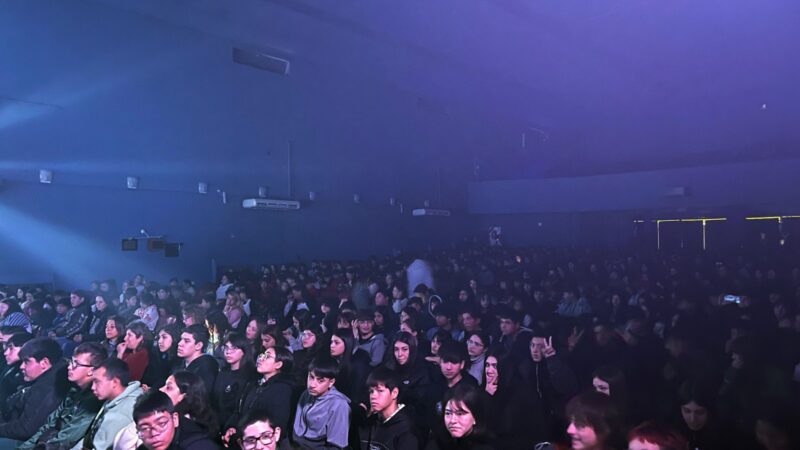 Alumnos sanrafaelinos llenaron la sala del Roma durante la cantata «Los Hombres de San Martín»