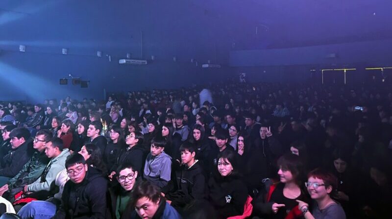 Alumnos sanrafaelinos llenaron la sala del Roma durante la cantata «Los Hombres de San Martín»