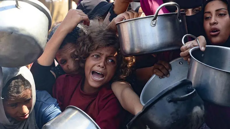 «Los niños dicen que desearían morir para poder ir al cielo y comer»: la hambruna se extiende en Gaza