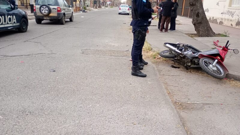 Una motociclista resultó con fracturas tras un siniestro vial