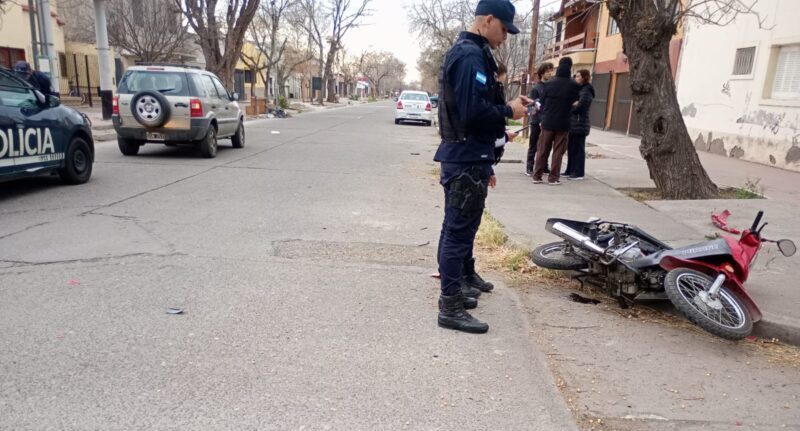Una motociclista resultó con fracturas tras un siniestro vial