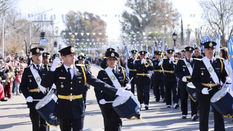 Una multitud en el desfile por el 135 aniversario de Monte Comán