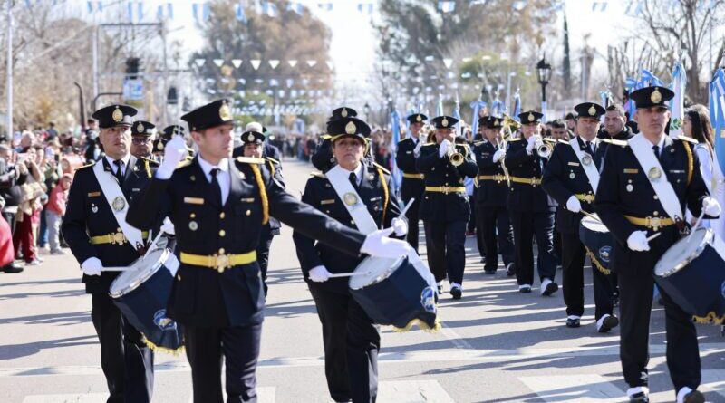 Una multitud en el desfile por el 135 aniversario de Monte Comán