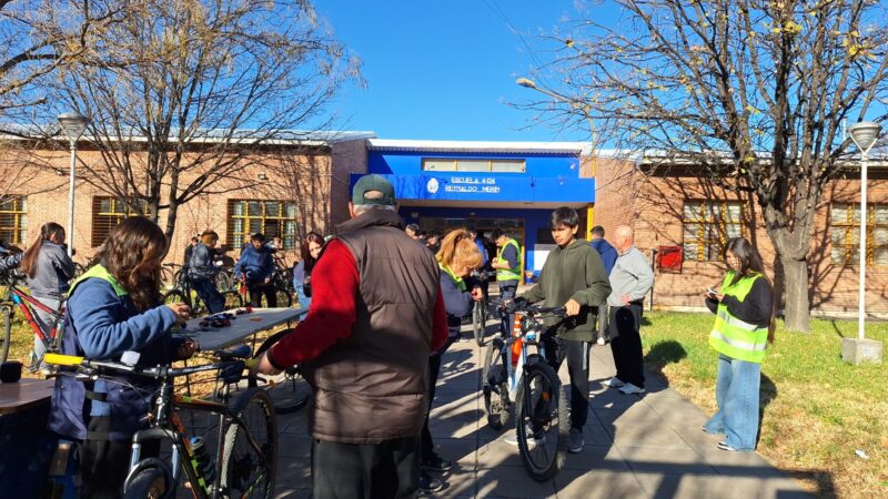 Defensa Civil recorre el departamento entregando elementos refractarios par ciclistas