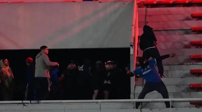 Independiente vs. U. de Chile: se suspendió el partido por incidentes entre los hinchas