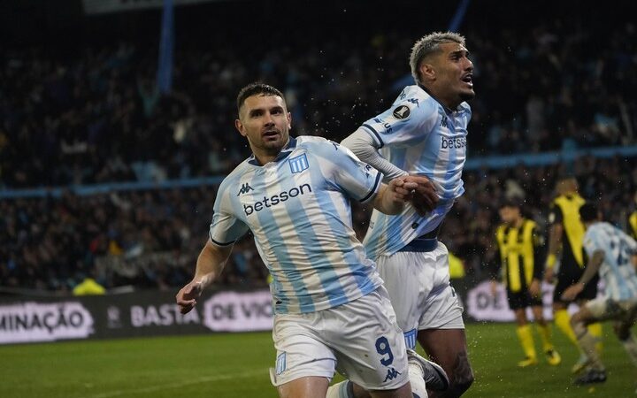 Racing a corazón abierto, le ganó en la última a Peñarol y sigue en la Libertadores