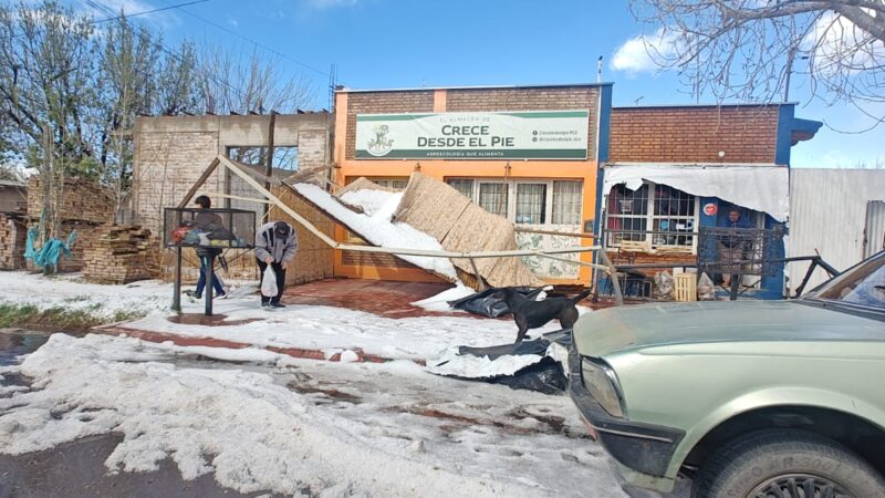 La tormenta causó caída de techos en San Carlos