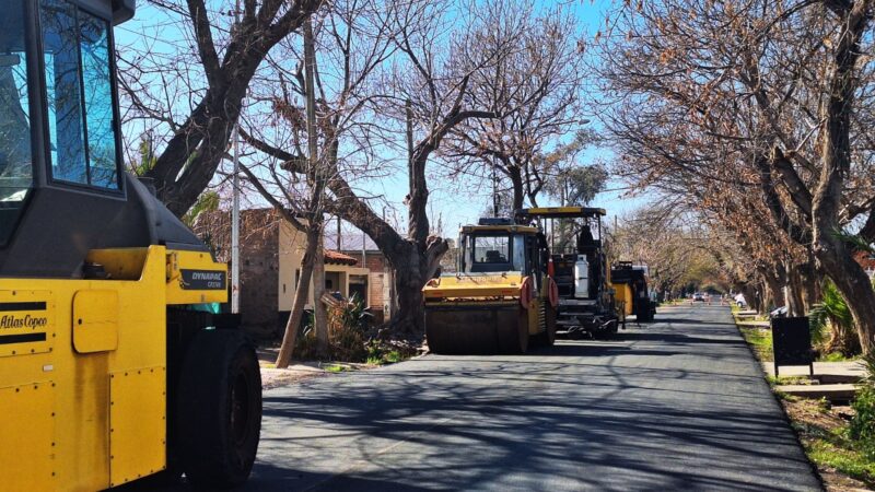 El plan de asfalto trabaja en calles de Pueblo Diamante