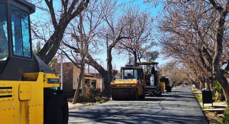 El plan de asfalto trabaja en calles de Pueblo Diamante