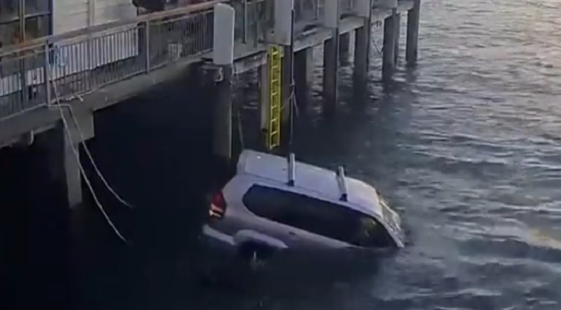 Es jubilada, manejaba borracha, se llevó puesto todo a su paso y terminó en el mar