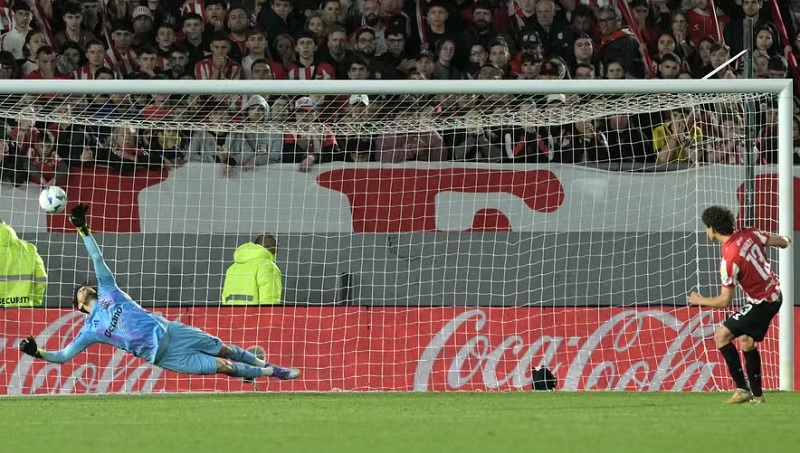 Con Rossi como figura, Estudiantes cayó ante Flamengo por penales y quedó eliminado