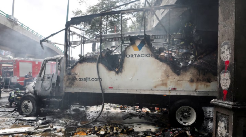 Protesta violenta en México: manifestantes encapuchados derribaron la puerta de un cuartel con un camión