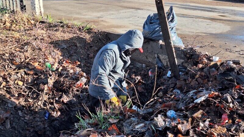 El municipio continúa trabajando para normalizar la situación en barrios y distritos luego de las fuertes lluvias