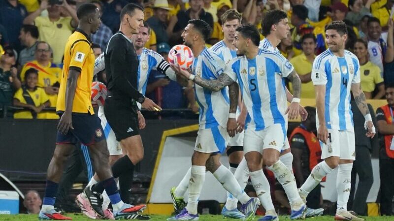 La lupa sobre las polémicas en Ecuador-Argentina: la roja a Otamendi y el penal de Tagliafico a Preciado