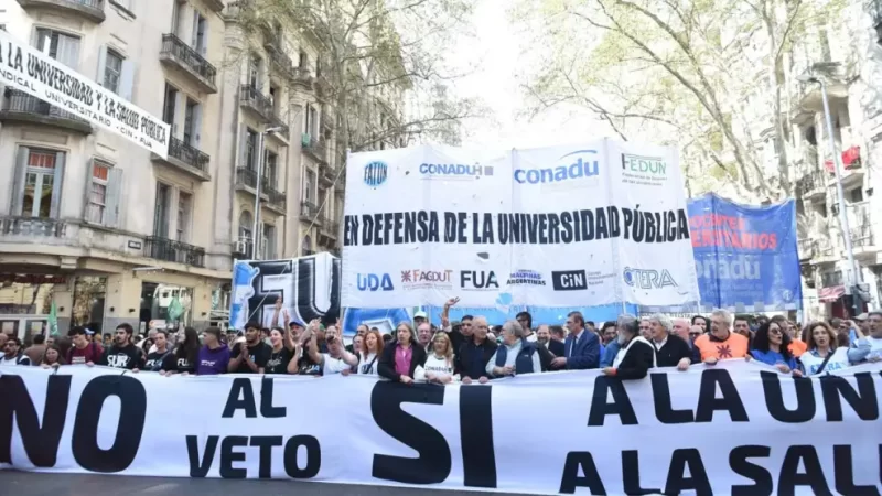 Festejos en la marcha afuera del Congreso luego del rechazo a los vetos presidenciales