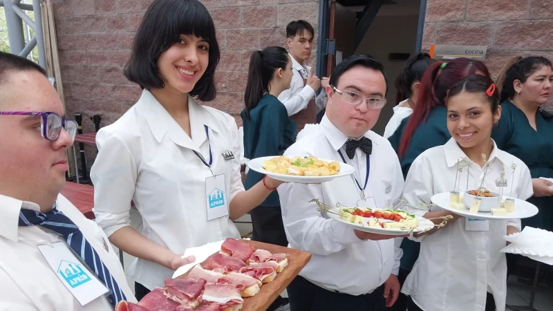 Alumnos de APRID participaron como mozos del Almuerzo de las Fuerzas Vivas 2025