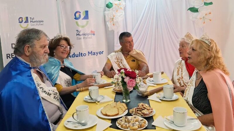 Un desayuno con historias, sonrisas y nuevos sueños con los flamantes soberanos del adulto mayor