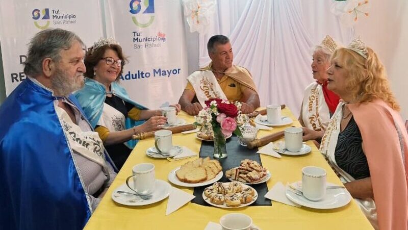 Un desayuno con historias, sonrisas y nuevos sueños con los flamantes soberanos del adulto mayor