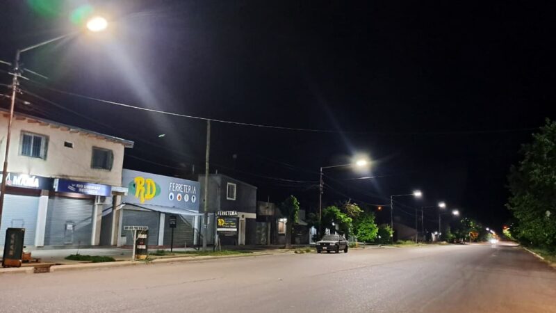 Ya se instalan las nuevas luminarias Led en avenida Moreno