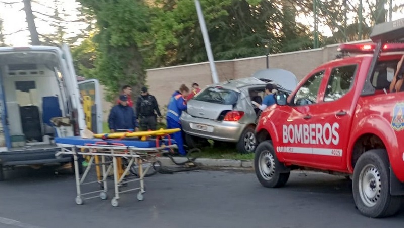 Perdió el control del vehículo, chocó contra un poste y falleció