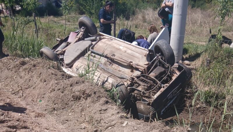 Un herido luego de un vuelco en ruta 160