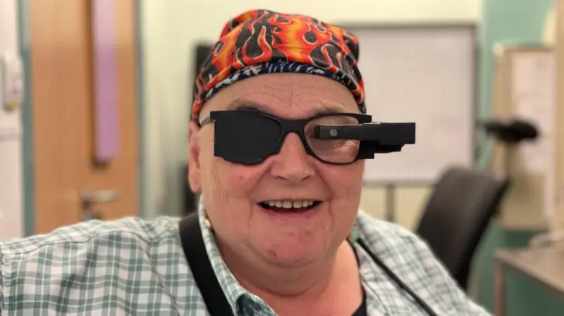 El innovador implante ocular que ayuda a pacientes ciegos a volver a leer