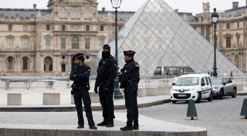 Millonario robo en el museo del Louvre en París: se llevaron nueve joyas de la colección de Napoleón