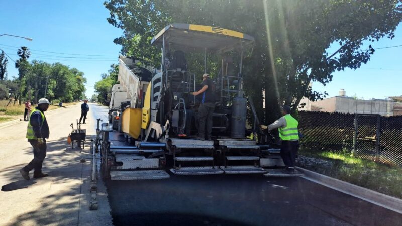 Comenzó la colocación de carpeta asfáltica en calle Sueta