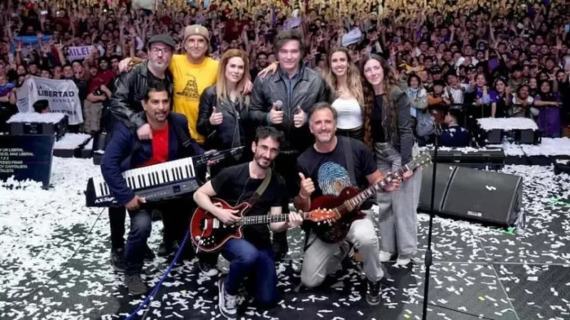 Deportivo Español comunicó la desvinculación del abogado que tocó en el show de Milei