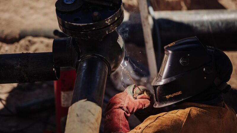 «Hot Tapping», la técnica que aplican soldadores profesionales para avanzar con la obra del gasoducto