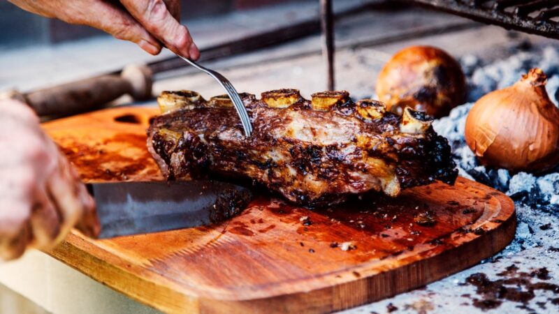 Los “sacrilegios” del asado argentino: 3 malas costumbres que los mejores restaurantes de carnes se preocupan por evitar