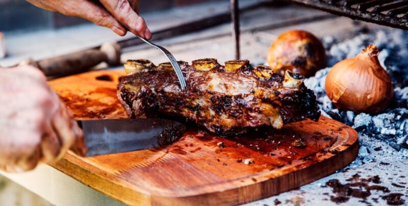 Los “sacrilegios” del asado argentino: 3 malas costumbres que los mejores restaurantes de carnes se preocupan por evitar