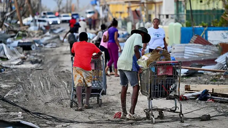 Buscando cualquier cosa para comer por las calles: Jamaica devastada