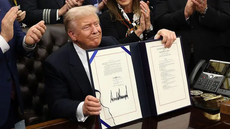 Ahora Trump anunció que aumentará los nuevos aranceles globales de EEUU de 10 a 15%