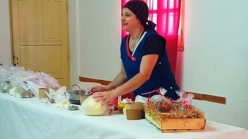 Comenzaron los talleres itinerantes para aprender a hacer pan dulce y panettone en barrios y distritos