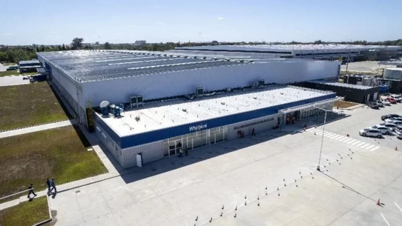 Por la recesión, Whirlpool cerró una mega planta inaugurada hace tres años y ejecutó 300 despidos