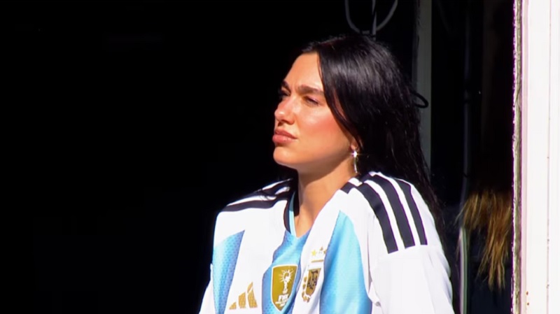 Con los colores de la Selección, Dua Lipa dijo presente en La Bombonera
